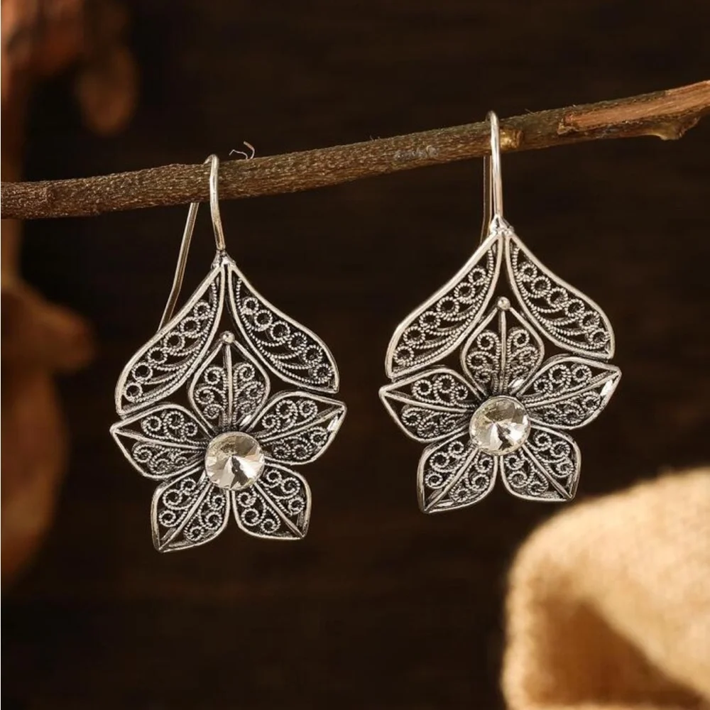 Elegant Silver Filigree Earrings - Picture 1 of 3